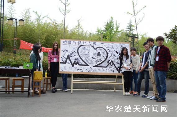 4月19日傍晚止,艺术设计学院分团委学生会的同学在每栋宿舍楼下收信箱里收集已设计完成交稿的明信片。4月22日,人工湖畔展开了明信片设计大赛大众投票活动,展板上贴着各式各样的明信片,有的是电脑合成漫画、有的印着自己拍摄的图片、有的是手绘、有的明信片上写满了人生的感悟,内容丰富,花样繁多。根据评分标准,大众投票占分值百分之二十,老师投票占分值百分之八十。