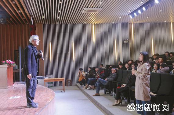 林衍棠教授与现场学生互动.金方平 摄