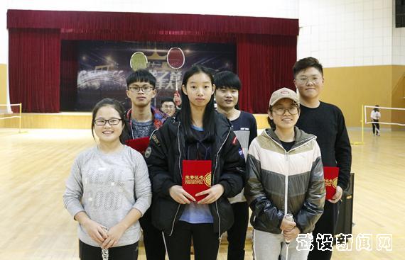 单打赛获奖选手领奖.金方平 摄